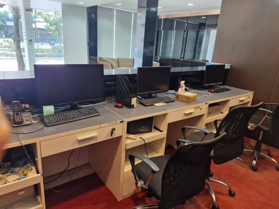 BH3342 ให้เช่าอาคาร 3 ชั้น ติดถนนพระราม4 แอร์ 3 เครื่อง ประมาณ 3-4 คัน ใกล้ซอยสุขุมวิท 40