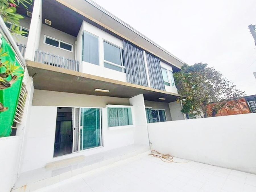 จัดเต็มเฟอร์  รร.สารสาสน์วิเทศศึกษา ประชาอุทิศ 0.7 กม.ให้เช่า ทาวน์เฮ้าส์ 2 ชั้น 16 ตร.วา.2นอน 3 น้ำ 120 ตร.ม.