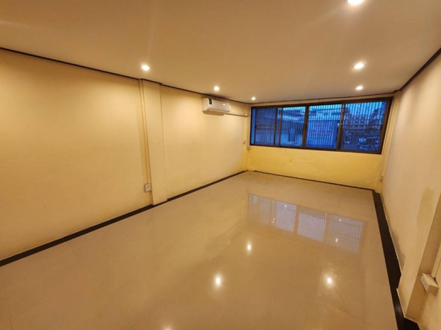 MRT รัชดาภิเษก 2.1 กม.เดินถึง MRTโชคชัย 4 300ม. ติดตลาด เปิดซิง  6-8นอน 4ชั้น 6น้ำ 6แอร์ Hostel Airbnb ลาดพร้าว 60-64 ตรงข้าม ตลาดอินดี้