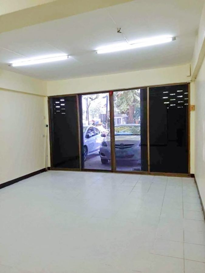 แม็คโคร ลาดพร้าว 1.1 กม. MRT มหาดไทย 600 ม.  Food Land รพ.ลาดพร้าว ทาว์นเฮาส์ 3ชั้น ถ.ลาดพร้าว91-95 3นอน 2 น้ำ 1แอร์ 19 ตร.วา.219 ตร.ม