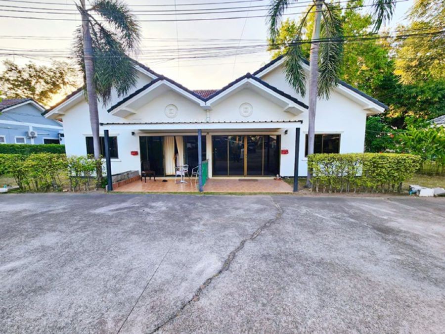 Pool Villa โรงแรม 40 ห้อง 8 ไร่ สยามคันทรีคลับ 4.5กม.ให้เช่าขาดทุน 50%  2ชั้น  รีสอร์ท 8 หลัง พัทยา 200 ม.   ถ.พรประภานิมิต 3305 ตรม.