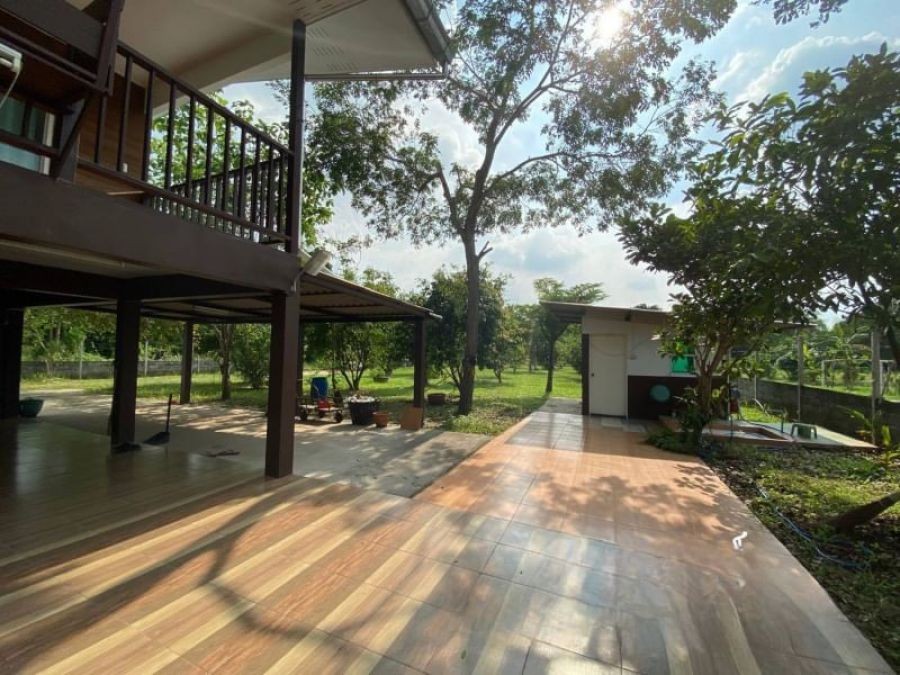 ขายบ้านสวน วิวเขาสวย ต.เขาพระ อ.เมืองนครนายก ตัวบ้านสภาพดี ด้านข้างเห็นวิวเขาสวย มีพื้นที่ว่างกว้างมาก