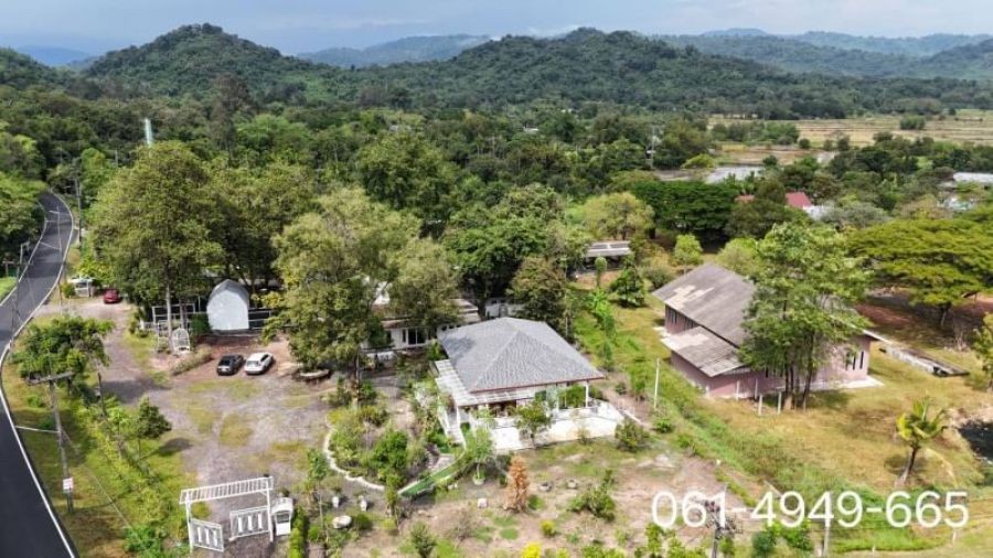 ขายบ้านพักตากอากาศ 2 หลัง เชิงเขา ใจกลางสาริกา ตกแต่งพร้อมอยู่ ติดลาดยาง 1 ไร่ 3 งาน 38 ตรว. ต.สาริกา อ.เมืองนครนายก จ.นครนายก