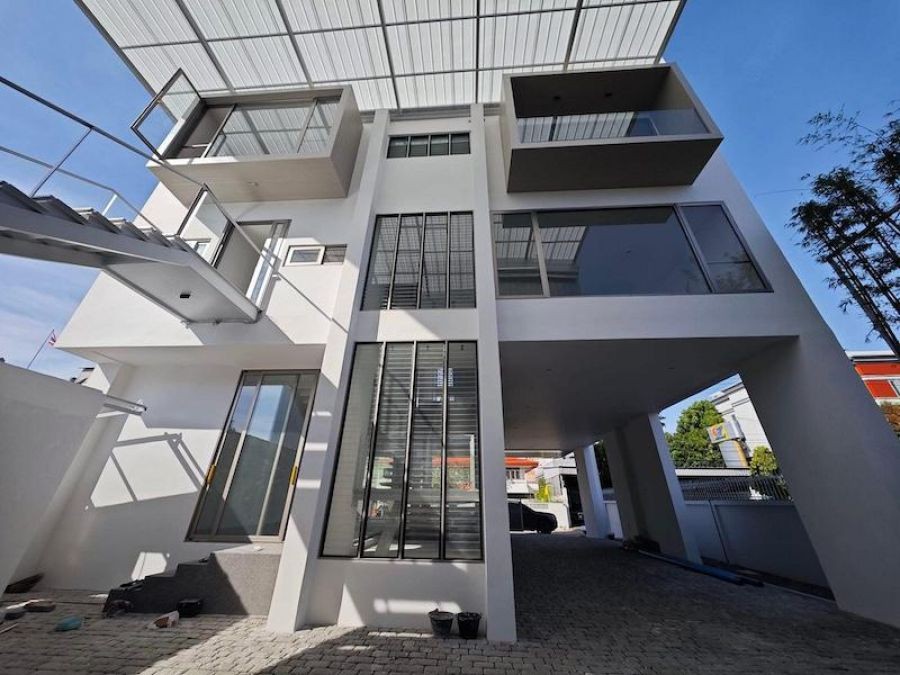 EPL-BR2002 ให้เช่า-ขาย ออฟฟิศสำนักงาน ใกล้ BTSอุดมสุข ถนนสุขุมวิท 103 ที่ดิน: 155 ตร.ว. พื้นที่ใช้สอย: 1,000 ตร.ม.