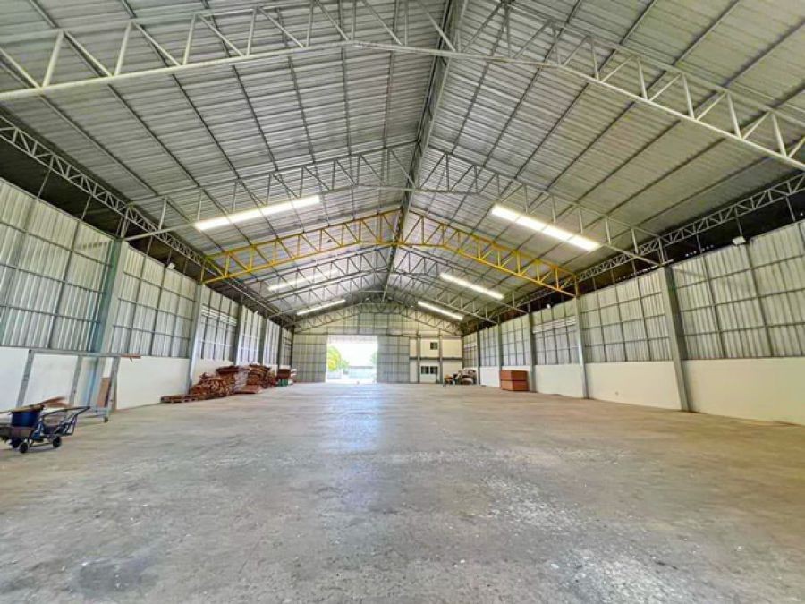 วัดสโมสร ให้เช่าโกดัง ตรม.ละ 50 บาท ถูกที่สุด ไทรใหญ่ ไทรน้อย สำนักงาน  5.1ไร่ 1,505ตร.ม. ใกล้โรงงานไฮเนเก้น  ถ.บางบัวทอง 340 รถเทรลเลอร์