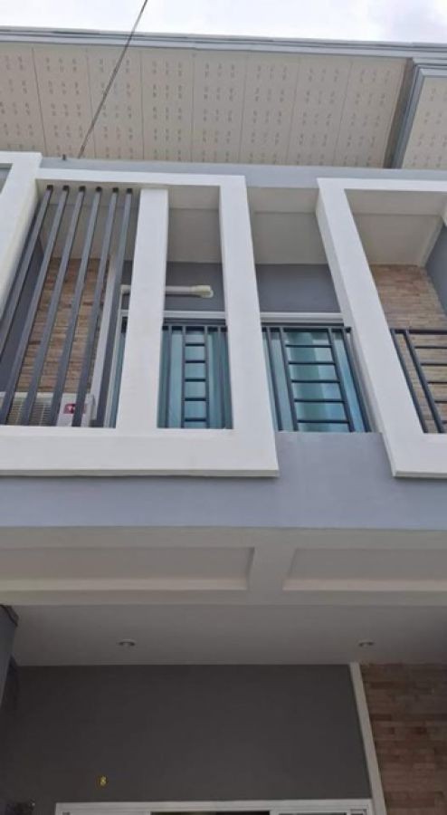 MRTบางใหญ่700 ม. จันทร์ทองเอี่ยม รัตนาธิเบศร์ โลตัส 1.6 กม.ทาวน์เฮ้าส์ 2 ชั้น 2นอน 2น้ำ  2 แอร์ พร้อมเฟอร์ เครื่องใช้ไฟฟ้า Central west gate