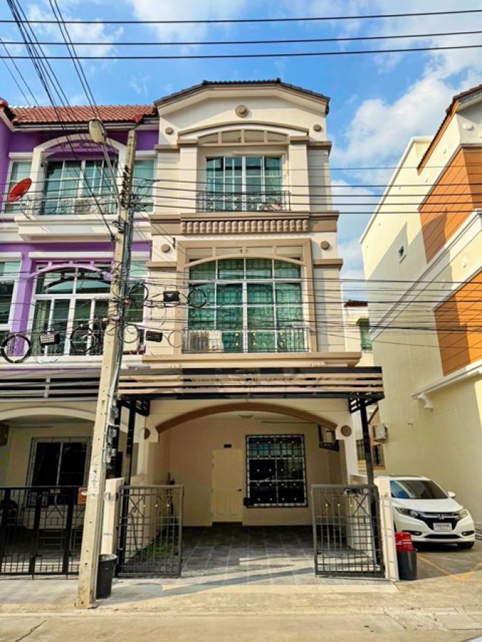 ถูกกว่าคอนโด  รัชดาภิเษก 2.6กม MRT ลาดพร้าว 2.2กม. รถไฟฟ้าสายสีเหลือง โชคชัย4  850 ม. ให้เช่า  4นอน 4น้ำ 6 แอร์  Homeoffice เฟอร์ครบ