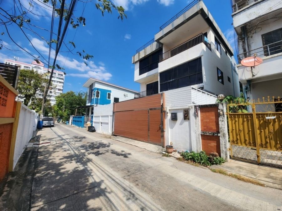 ขายบ้านเดี่ยว 3 ชั้น ขนาด 58 ตรว. ซอย ปุณณวิถี 31 สุขุมวิท 101  ใกล้ BTS ปุณณวิถี