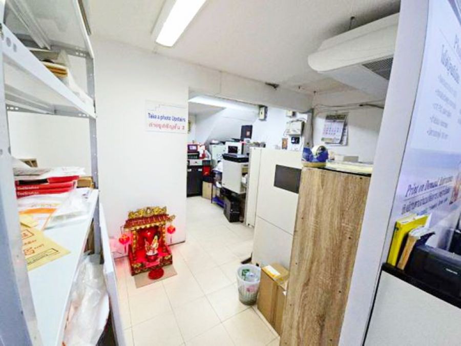 MRT สีลม 1 กม. ติดถนน ให้เช่าชั้น1- 4 โรบินสัน สีลม 1.1 กม.ให้เช่า อาคารพาณิชย์1คูหา  คลินิก โชว์รูม 230 ตร.ม.14 ตร.วา