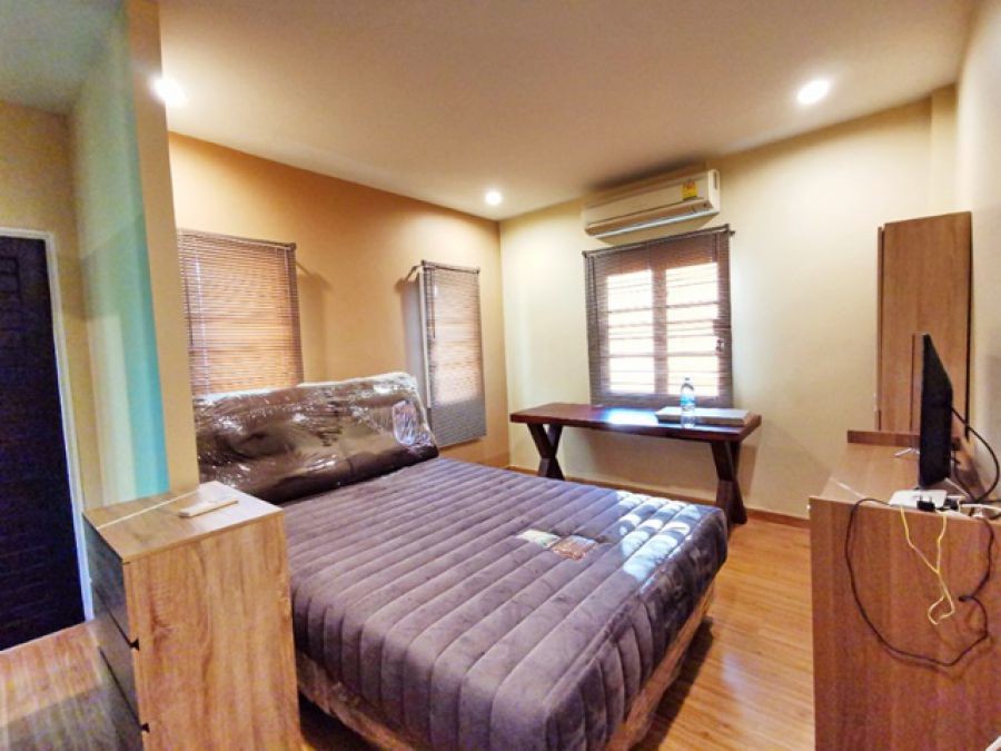 เฟอร์จัดเต็ม MRT หลักหก 3แอร์ ม.รังสิต 2.2 กม.ตลาดสัมมากรเมืองเอก 2.7 กม.ให้เช่าคฤหาสน์ หลังมุม รีสอร์ท  2ชั้น 3นอน 3น้ำ 56 ตร.วา