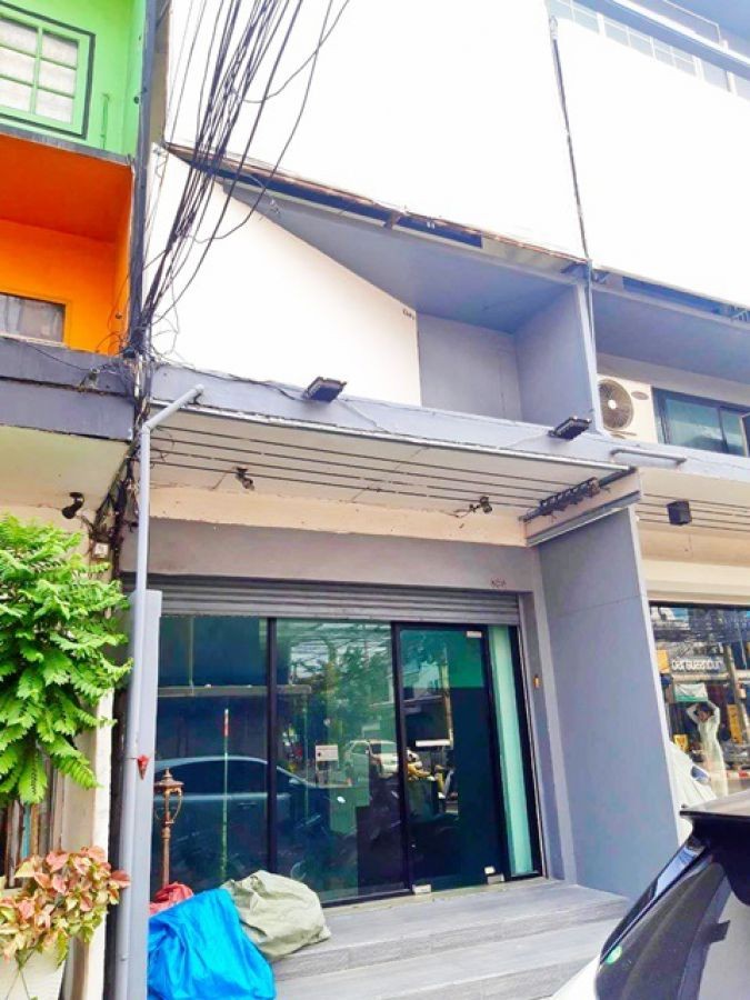 MRT ลาดพร้าว 2กม.ให้เช่า โชว์รูม รัชดาภิเษก 2.4กม รถไฟฟ้าสายสีเหลือง เปาโล 850 ม. อาคารพาณิชย์  3ชั้น  4นอน 4น้ำ  ลาดพร้าว  ถูกกว่าโกดัง