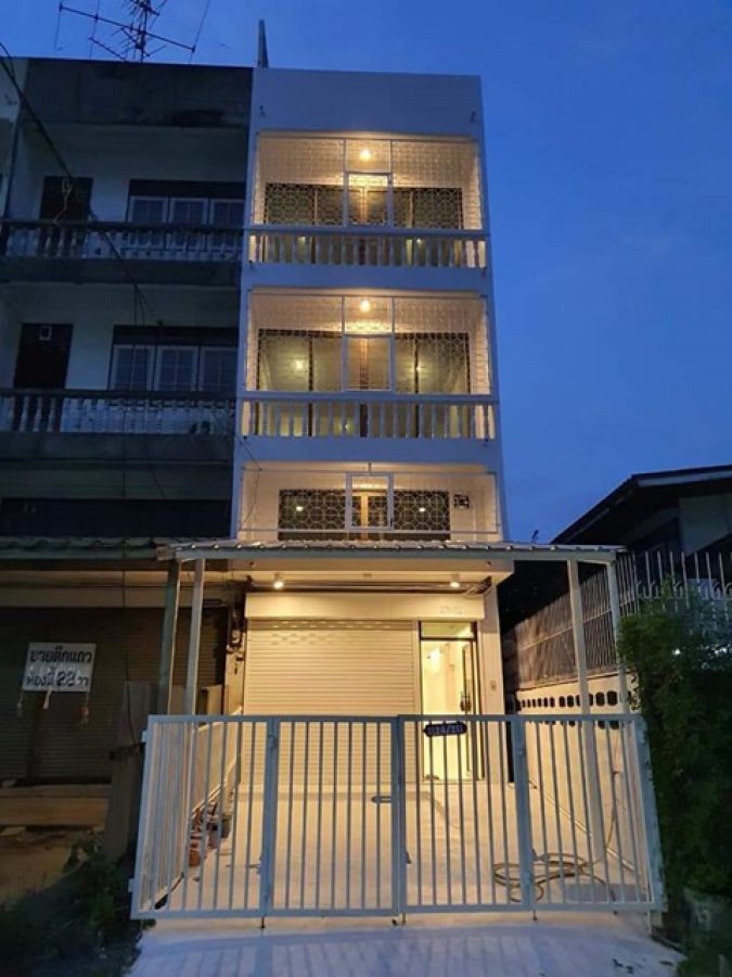 อาคาร 3.5ชั้น ห้องมุม  รัชดา36 1.7 กม. BTS เสนานิคม 1.8 กม.ย่านจตุจักร 3 นอน 3 น้ำ มีสวนหลังบ้าน เดอะแจส วังหิน 1.7 กม.