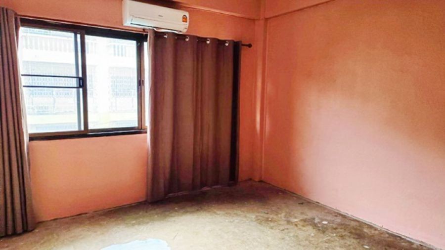 DK ใหญ่มาก ร้านค้า ร้านอาหาร ร้านเย็บเสื้อผ้า 28ตรว.  รีโนเวทใหม่ สนามฟุตบอล WESTPARK อาคารพาณิชย์ 3.5 ชั้น 2 นอน 2 น้ำ  315ตร.ม.