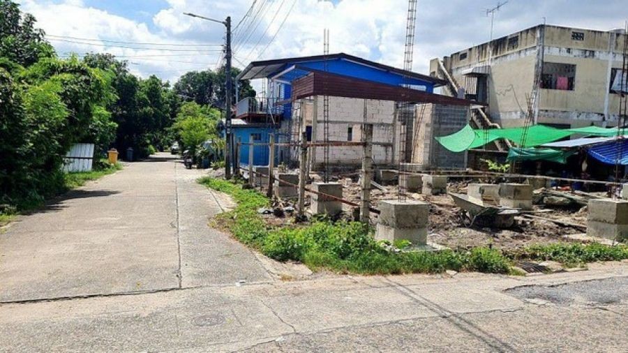 ขายถูกที่ดินสี่เหลี่ยมผืนผ้า ซอยร่มเกล้า 5 ซอยออมทรัพย์ ร่มเกล้า แขวงแสนแสบ เขตมีนบุรี  เนื้อที่ 90 ตรว. ใกล้รถไฟฟ้าสายสีส้ม MRT แยกร่มเกล้า