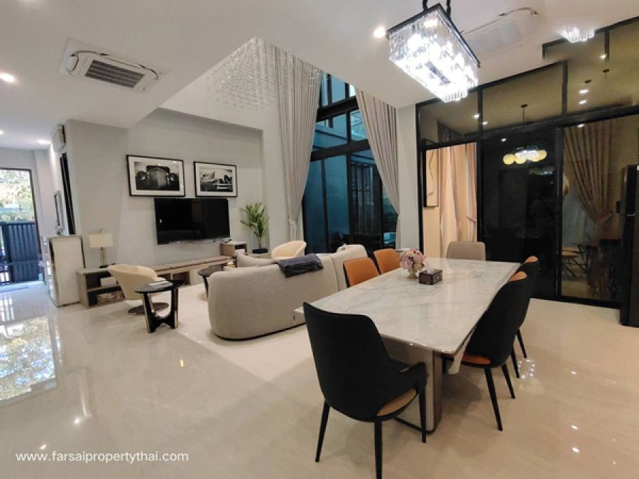 ให้เช่าบ้านหรู 3 ชั้นระดับ Luxury Pool Villa เนื้อที่ 80ตร.ว พื้นที่ใช้สอย 700ตร.ม  ถนนเลียบทางด่วนเอกมัย-รามอินทรา ราคาเช่า 500,000 บ/ด