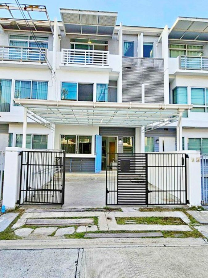 ม.นิด้า 1.7 กม.ให้เช่า ทาวน์เฮาส์ 3 ชั้น 3 นอน กรุงเทพกรีฑา 1-9 ใจกลางเมือง  จัดเต็มเฟอร์ MRT ศรีบูรพา 1.2 กม 3 น้ำ 3 แอร์