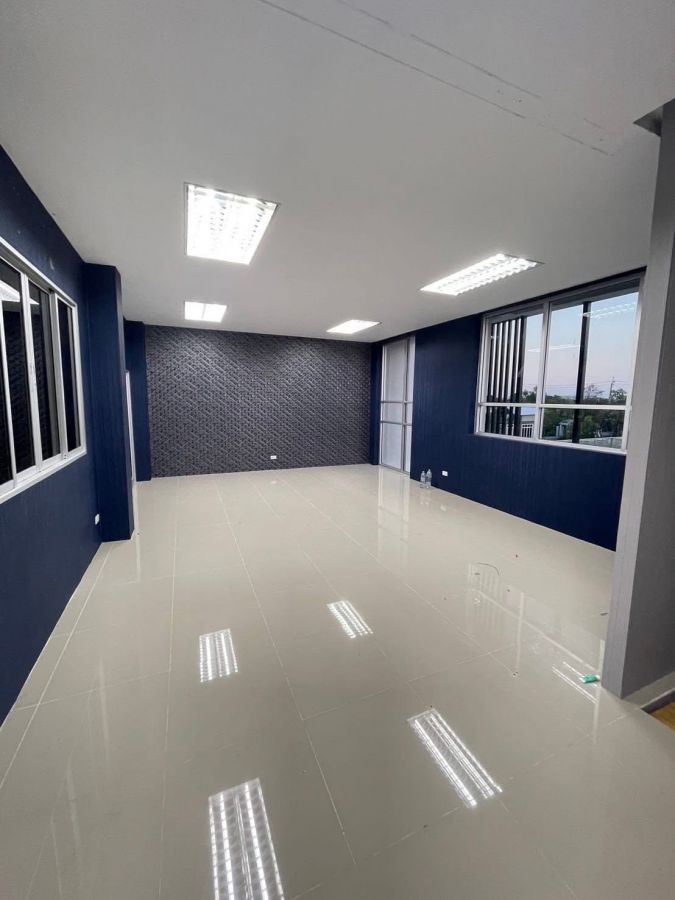 ให้เช่าโกดังสูงโปร่ง 12 เมตร459 ตรมพื้นที่ด้านข้าง 80 ตรม.อ๊อฟฟิต 2 ชั้น มีห้องน้ำ 5 ห้อง มีความเป็นส่วนตัว โรงงานขนาดเล็ก ถนนบางพลี