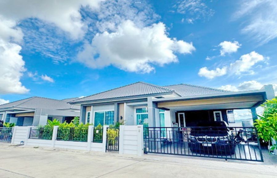 แยก นิคมพัฒนา ระยองจัดเต็มเฟอร์ใหม่ เครื่องใช้ไฟฟ้า  คฤหาสน์ .3 นอน​ 2 น้ำ​ ร่มรื่น 60 ตร.วา.240 ตร.ม.ให้เช่า รพ.นิคมพัฒนา 1.2กม.