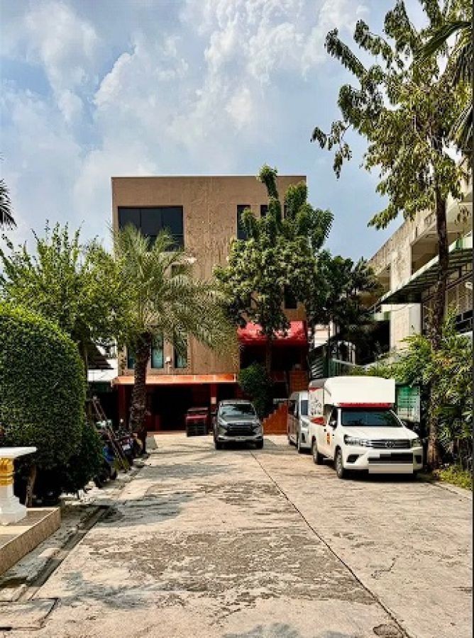 P75 ให้เช่า อาคารสำนักงาน พร้อมโกดัง และ Home Office 4 ชั้น  ถนนสุขุมวิท 62 เดินทางสะดวก