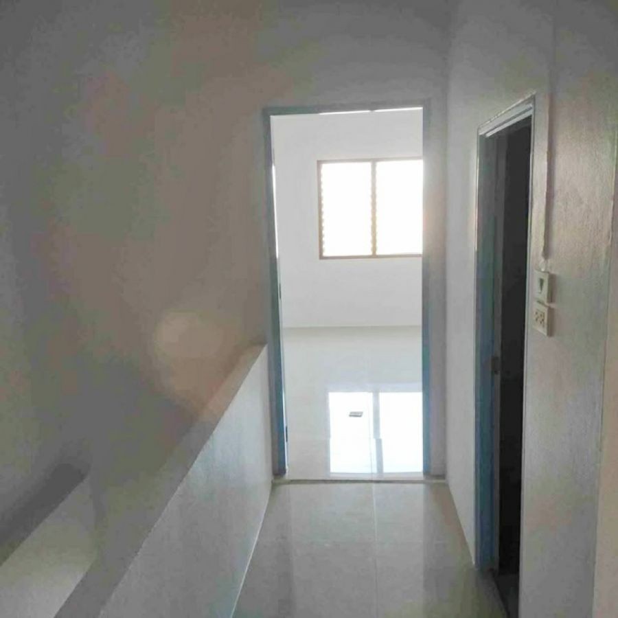 ถ.เศรษฐกิจ สารสาสน์วิเทศชลบุรี ให้เช่าอาคาร 3 ชั้น 3 นอน ถ.เลี่ยงแมืองชลบุรี  3 น้ำ หลังริม 25 ตร.วา. 295 ตร.ม.หน้าบ้านกว้างขวาง  7-11 ซีเจ