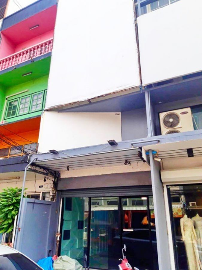 รถไฟฟ้าสายสีเหลือง เปาโล 850 ม. ให้เช่า โชว์รูม รัชดาภิเษก 2.4กม MRT ลาดพร้าว 2กม. อาคารพาณิชย์  3ชั้น  4นอน 4น้ำ  ลาดพร้าว  ถูกกว่าโกดัง