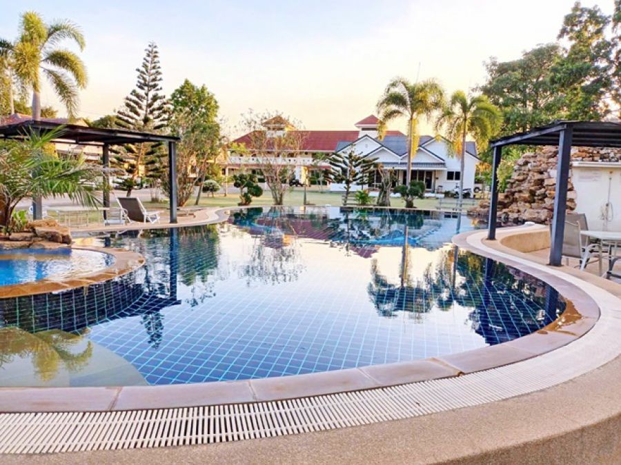 รีสอร์ท 8 หลัง ให้เช่าขาดทุน 50% สยามคันทรีคลับ 4.5กม.Pool Villa โรงแรม 40 ห้อง 2ชั้น พัทยา 200 ม. 8 ไร่  ถ.พรประภานิมิต 3300 ตรม.