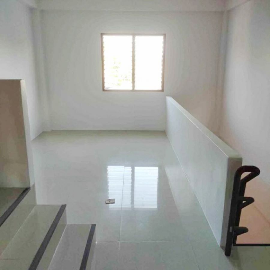 ถ.เลี่ยงแมืองชลบุรี  สารสาสน์วิเทศชลบุรี ให้เช่าอาคาร 3 ชั้น 3 นอน 3 น้ำ หลังริม 24 ตร.วา. 290 ตร.ม.หน้าบ้านกว้างขวาง  7-11 ซีเจ  ถ.เศรษฐกิจ