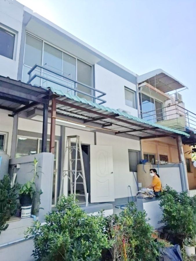 รร.บางพลี ทาวน์เฮาส์ 2 ชั้น  3 นอน 2 น้ำ 17ตร.วา.ตลาดน้ำบางพลี 1 กม. 135ตร.ม หัวเฉียว 4.8 กม รร.สารสาสน์วิเทศสุวรรณภูมิ 2.4 กม.