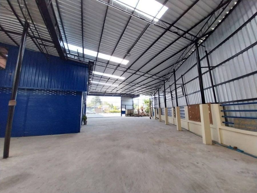 โกดังให้เช่าติดถนนใหญ่ 1552 ตรมกว้างขวางมากๆค่ะคลังสินค้า โชว์รูมทำเล: ติดถนนใหญ่ 8 เลนถนนติวานนท์ ใกล้เมืองทองธานี