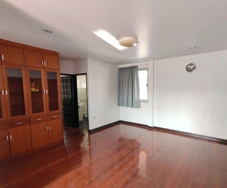 ขายบ้านเดี่ยว 2 ชั้น เนื้อที่ 99 ตารางวา 6ห้องนอน 3ห้องน้ำ แอร์ เฟอร์บางส่วนตกแต่งใหม่ ถนน พัฒนาการ ซอย 30 เขตสวนหลวง ราคาขาย 18 ล้านบาท