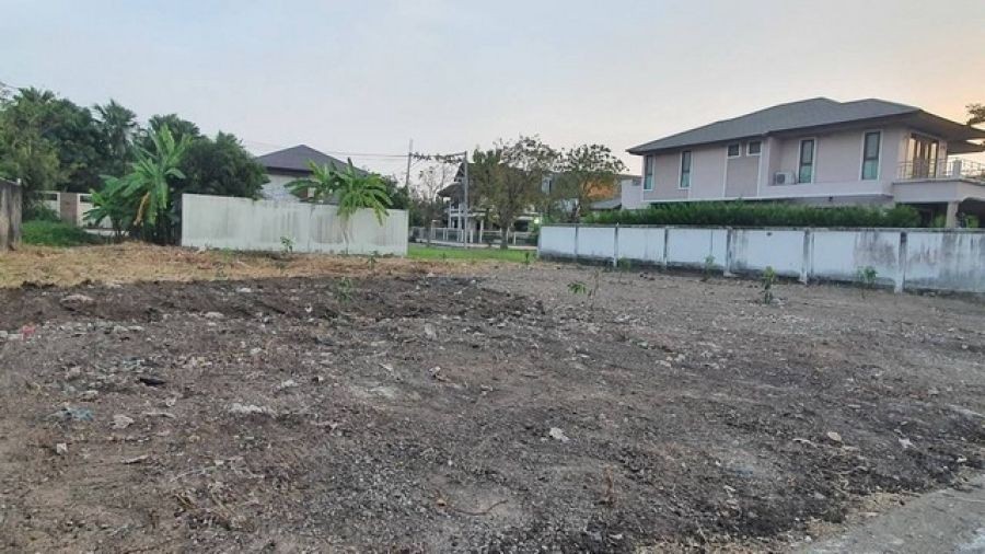 ขายถูกที่ดินสี่เหลี่ยมจตุรัส แถวหมู่บ้านธารารมณ์ ซอยรามคำแหง 150 เนื้อที่ 208 ตร.ว. ทำเลดี แหล่งชุมชน  ใกล้รถไฟฟ้าสายสีส้ม สถานีน้อมเกล้าฯ