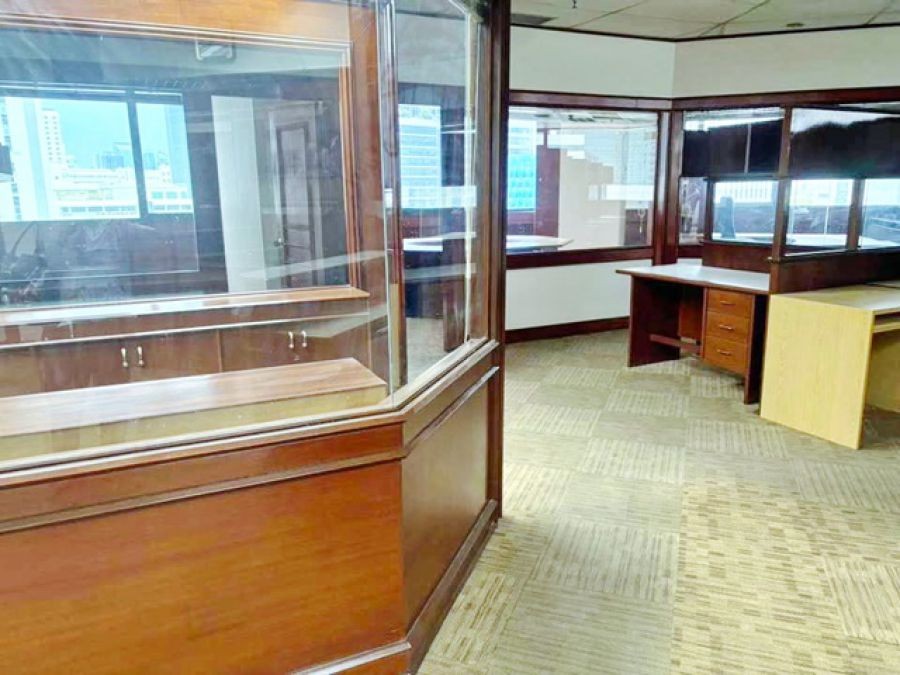 BTS ศาลาแดง 200 ม ให้เช่าสำนักงานชาญอิสสระ สีลมคอมเพล็กซ์ 200 ม.ให้เช่าชั้น7-12 ติดถนนใหญ่ 10นอน 5น้ำ ใจกลางเมือง ย่านธุรกิจ