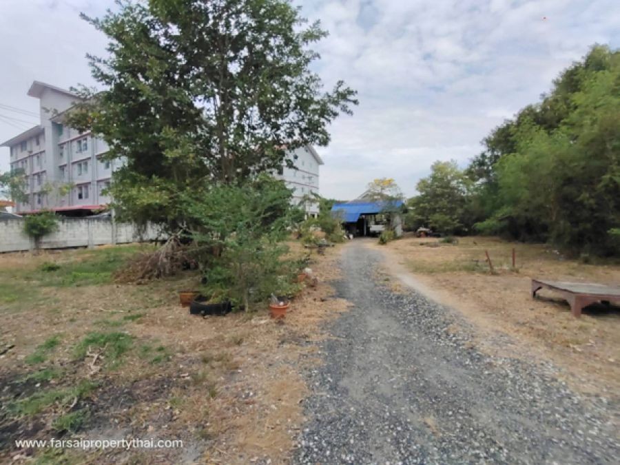 ขายที่ดิน(พื้นที่สีม่วงเข้ม)9-2-81ไร่ หน้ากว้างติดถนน18เมตร ด้านหลังที่ดินติดนิคมอมตะนคร ถนนบ้านเก่า-พานทอง ชลบุรี ราคาขาย 135 ล้านบาท