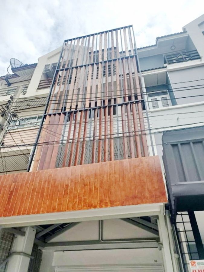 สวนสยาม 1.5 กม. รร.นานาชาติฮีทฟิลด์ 3.6 กม. ถูกที่สุดในโลก ทาว์นโฮม 4 ชั้น รีโนเวทใหม่ 3 นอน  ทำเป็นโฮมออฟฟิศ   18 ตร.ว.288 ตร.ม.