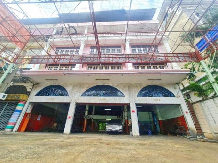 ติดตั้งลิฟท์ ได้ 146 ตรว.ซีคอนสแควร์ 499 เมตร  อ่อนนุช ให้เช่า อาคารหัวมุม ถ.ศรีนครินทร์ ด้านหลังติดถนน. 2500 ตรม. จอดรถ275 ตรว.