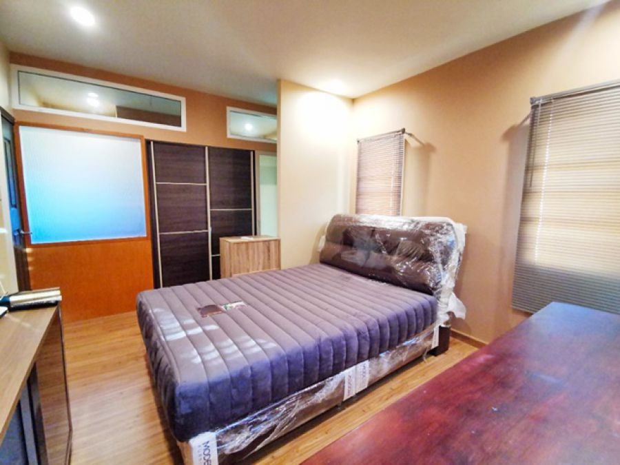 หลังมุม รีสอร์ท  2ชั้นตลาดสัมมากรเมืองเอก 2.7 กม.ให้เช่าคฤหาสน์  3นอน เฟอร์จัดเต็ม MRT หลักหก 3แอร์ ม.รังสิต 2.2 กม. 3น้ำ 56 ตร.วา