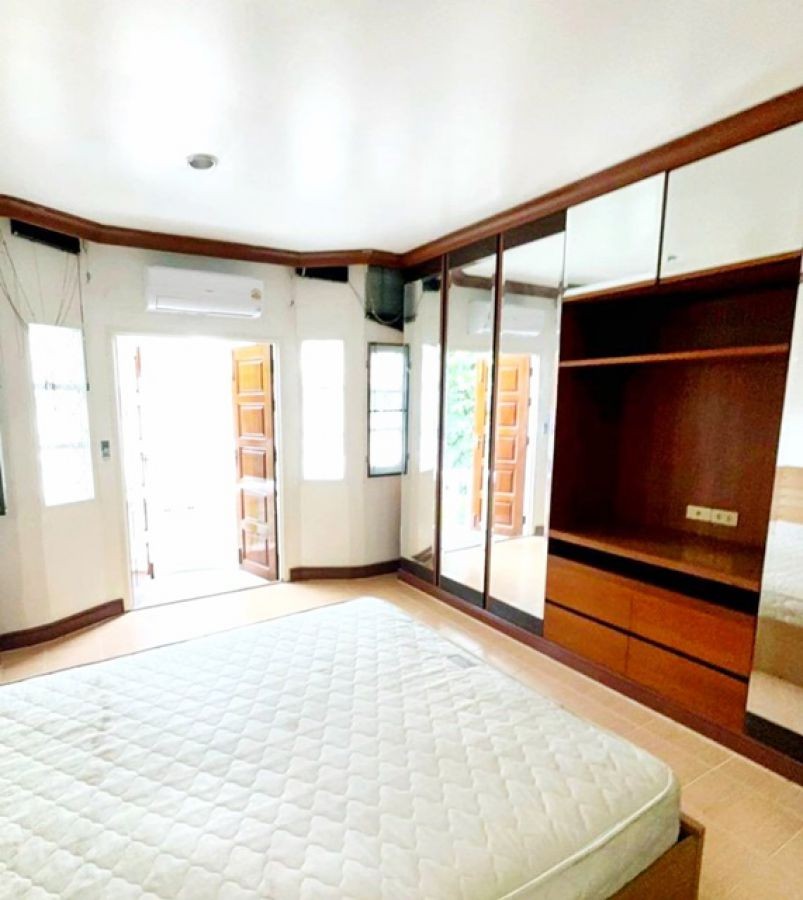 ถูกกว่าคอนโด BTS พหลโยธิน 24 100ม. พหล21-29 รัชดา  ม.ราชภัฏจันทรเกษม 1.3 กม. 2-3นอน  เฟอร์ บิวท์อิน ทาวน์เฮาส์ 2 ชั้น