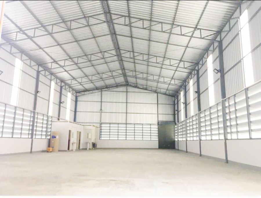 MRTสุทธิสาร 1.1 กม.ตลาดห้วยขวาง 1.8 กม. ให้เช่า 1ห้องน้ำ 102 ตร.วา โกดัง ย่านธุรกิจ 404 ตร.ม.  มิถุนา ม.หอการค้า 2.6 กม