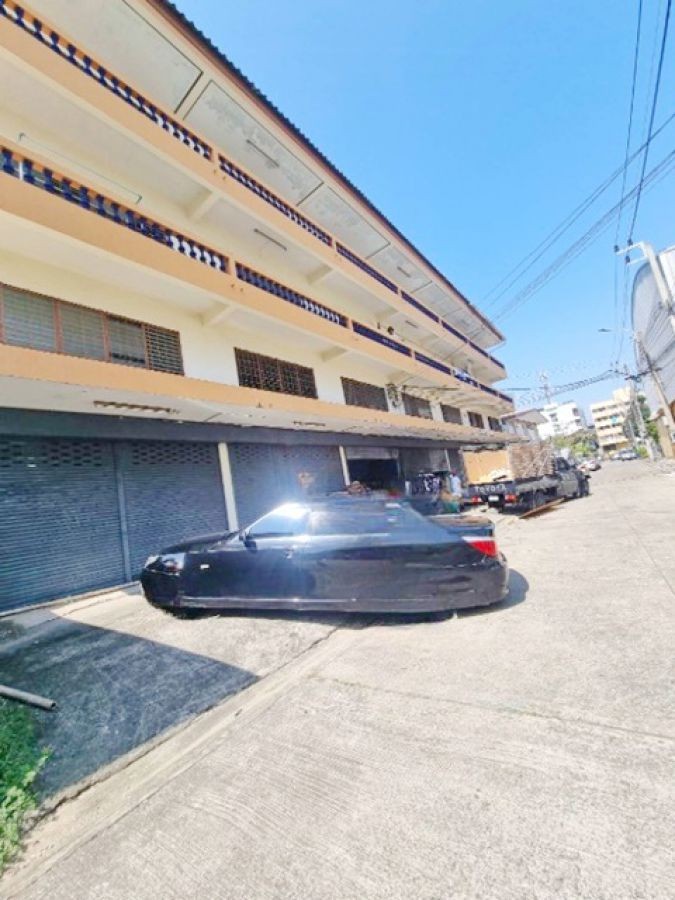 โลตัส สุขุมวิท50 600ม 7คูหา อาคารพาณิชย์ ถูกที่สุดในโลก BTS อ่อนนุช 900ม. มีลิฟท์ 4 ชั้น.ย่านพระโขนง 8นอน 5น้ำ  1,792 ตรม.  280 ตร.วา.