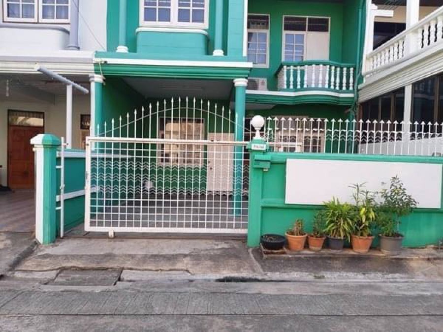 MRT ห้วยขวาง 1 กม. รัชดาภิเษก 14-20 ครัวบิวท์อิน 30 ตร.วา. ทาวน์เฮาส์ 2 ชั้น ให้เช่า 3 นอน 240 ตร.ม.3 แอร์ รร.นานาชาติเกศินี 1 กม.