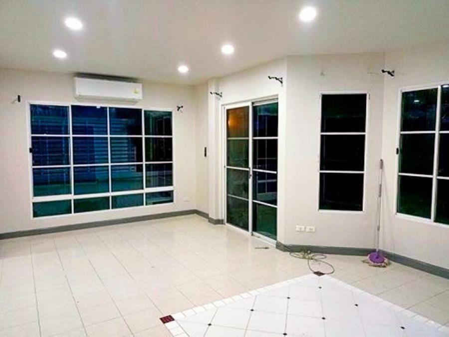 ตลาดจตุจักรคุ้มเกล้า 3.6 กม คุ้มเกล้าาตัดใหม่ สุวินทวงศ์ บ้านเดี่ยว 2 ชั้น หลังมุม ทำเลดี  3 นอน 2 น้ำ 64 ตร.วา.รีโนเวทใหม่ทั้งหลัง มีเฟอร์