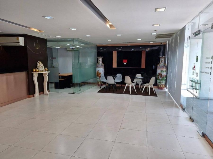 EPL-BR2004 ให้เช่าออฟฟิศอาคาร 3 ชั้น ถนนพระราม4  พื้นที่ใช้สอยรวม 656 ตารางเมตร (จอดรถยนต์ได้ ประมาณ 3-4 คัน