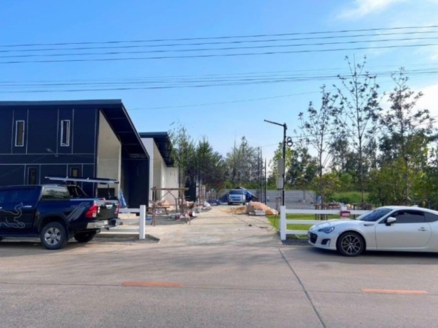 ตลาดชัชวาล คลอง 7 600 ม.  ตลาดพึ่งสุข ตลาดพร้อมมิตร 1.9 กม.บ้านหรูพรีเมี่ยมส่วนตัว 2 ชั้น ทำเลดี 2 นอน1 น้ำ 32ตร.วา.122 ตร.ม ตกแต่งครบครัน