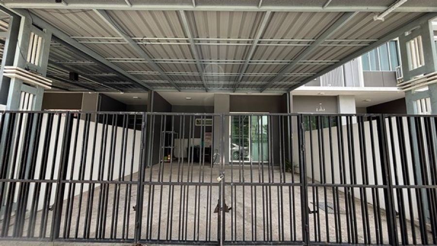 บ้านทาวน์โฮม 2 ชั้น พร้อมอยู่ โครงการ พฤกษาวิลล์ 108 สุขุมวิท-บางพระ ทำเลเยี่ยม ติดสวนหน้าบ้าน สระว่ายน้ำ และฟิตเนส ใจกลางบางพระ โทร 0838266099