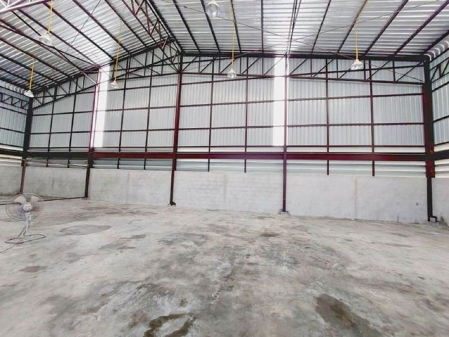 ให้เช่า โกดัง ออฟฟิศ 2 ชั้นโรบินสัน ไลฟ์สไตล์ ชลบุรี 700ม อมตะสปริงคันทรีคลับ1.8กม. 3นอน 500 ตร.ม.150ตร.วา.  6แอร์  ศุขประยูร