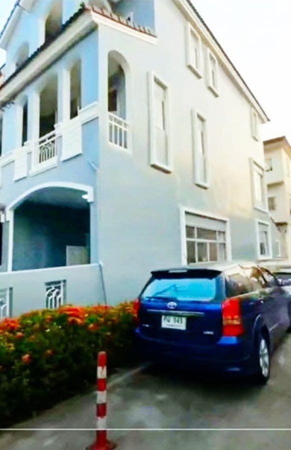 เฉลิมพระเกียรติร 9 ซ.24-30 ไม่เคยอยู่ ทาวน์เฮ้าส์ 3 ชั้น 3 นอน ถูกที่สุดในโลก MRT ศรีอุดม 4.4 กม 3 น้ำ 20 ตร.วา. บิ๊กซี มาร์เก็ต สวนหลวง