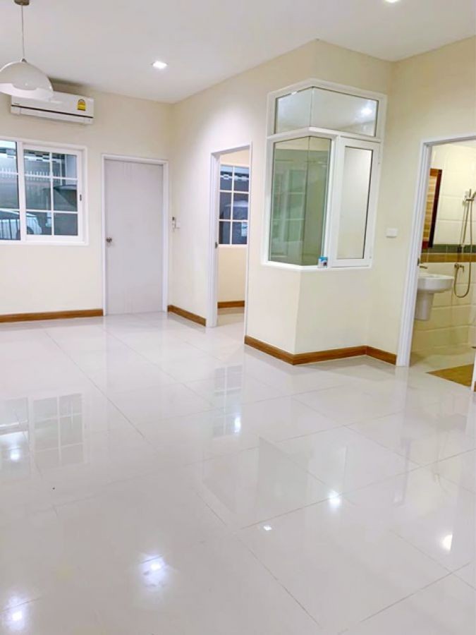 สุขสวัสดิ์-พุทธบูชา2 พาณิชยการเชตุพน 900ม. บิ๊กซีบางปะกอก 1.9 กม. ทาวน์เฮาส์ 2 ชั้น 4นอน 3 น้ำ 18 ตร.วา.140 ตร.ม. พระจอมเกล้าธนบุรี 1.7 กม.