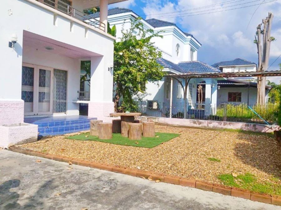 ตลาดดิโอโซน 1 กม. รร.อัสสัมชัญระยอง1.8 กม. บ้านเดี่ยว 2 ชั้นหลังใหญ่ 240 ตร.ม. 80 ตร.วา.บิวท์อินครัว ห้องน้ำ 3 นอน 3 น้ำ ใกล้ตัวเมือง