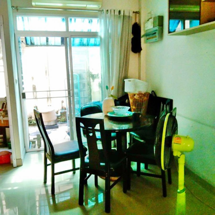 กรุงเทพกรีฑา2กม.นานาชาติเวลลิงตัน 1.45กม.มาร์เก็ตเพลส  3 นอน ให้เช่า เฟอร์ครบ ทาวน์เฮาส์สุดหรู 3 ชั้น ครัวครบชุด 16 ตร.วา.190 ตร.ม..2 แอร์