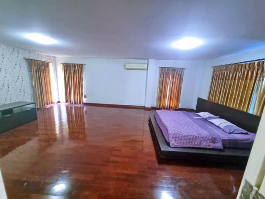 แฟชั่นไอส์แลนด์ ปัญญาวิลเลจ MRT วงแหวนรามอินทรา  ให้เช่าคฤหาสน์ บ้าน 3ชั้น 4-5นอน 6น้ำ  300ตรว. 350ตรม. มีสวน จอดรถใต้หลังคา 6คัน